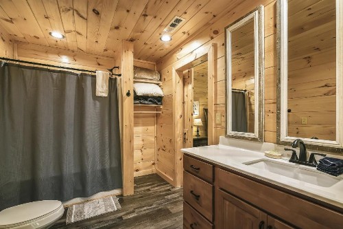 All Decked Out Cabin - image 32