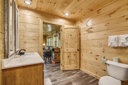 All Decked Out Cabin - image 33