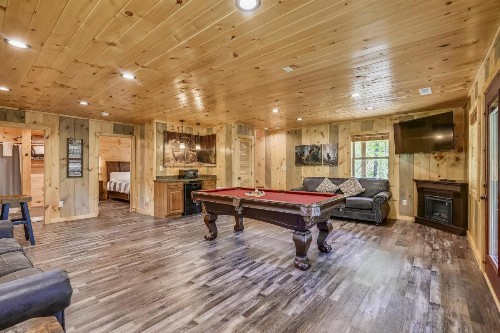 All Decked Out Cabin - image 36