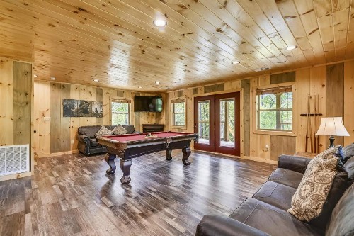 All Decked Out Cabin - image 37