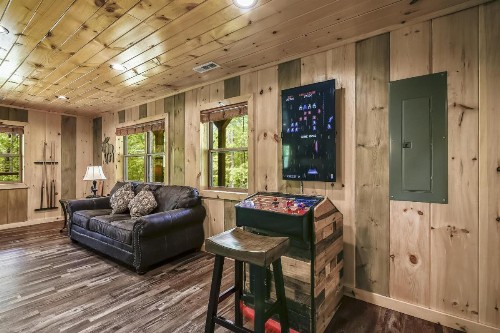 All Decked Out Cabin - image 38