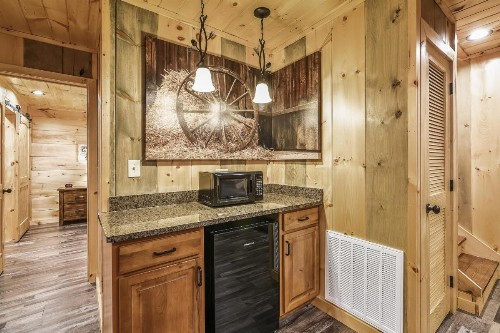 All Decked Out Cabin - image 39