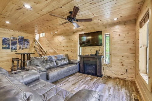 All Decked Out Cabin - image 4