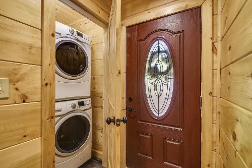 All Decked Out Cabin - image 40