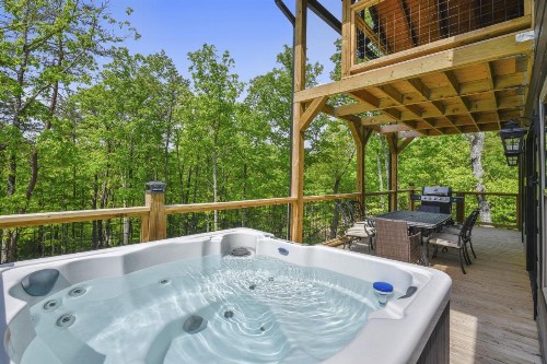 All Decked Out Cabin - image 41