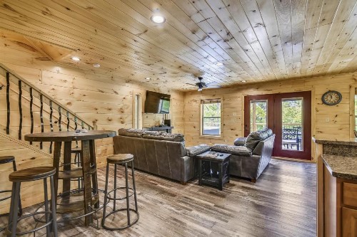All Decked Out Cabin - image 5
