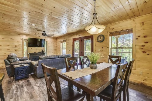 All Decked Out Cabin - image 6