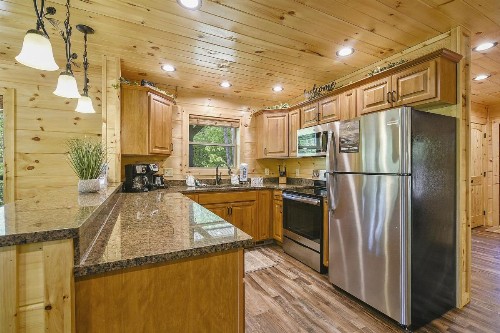 All Decked Out Cabin - image 9