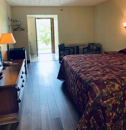 Landmark Inn - image 5