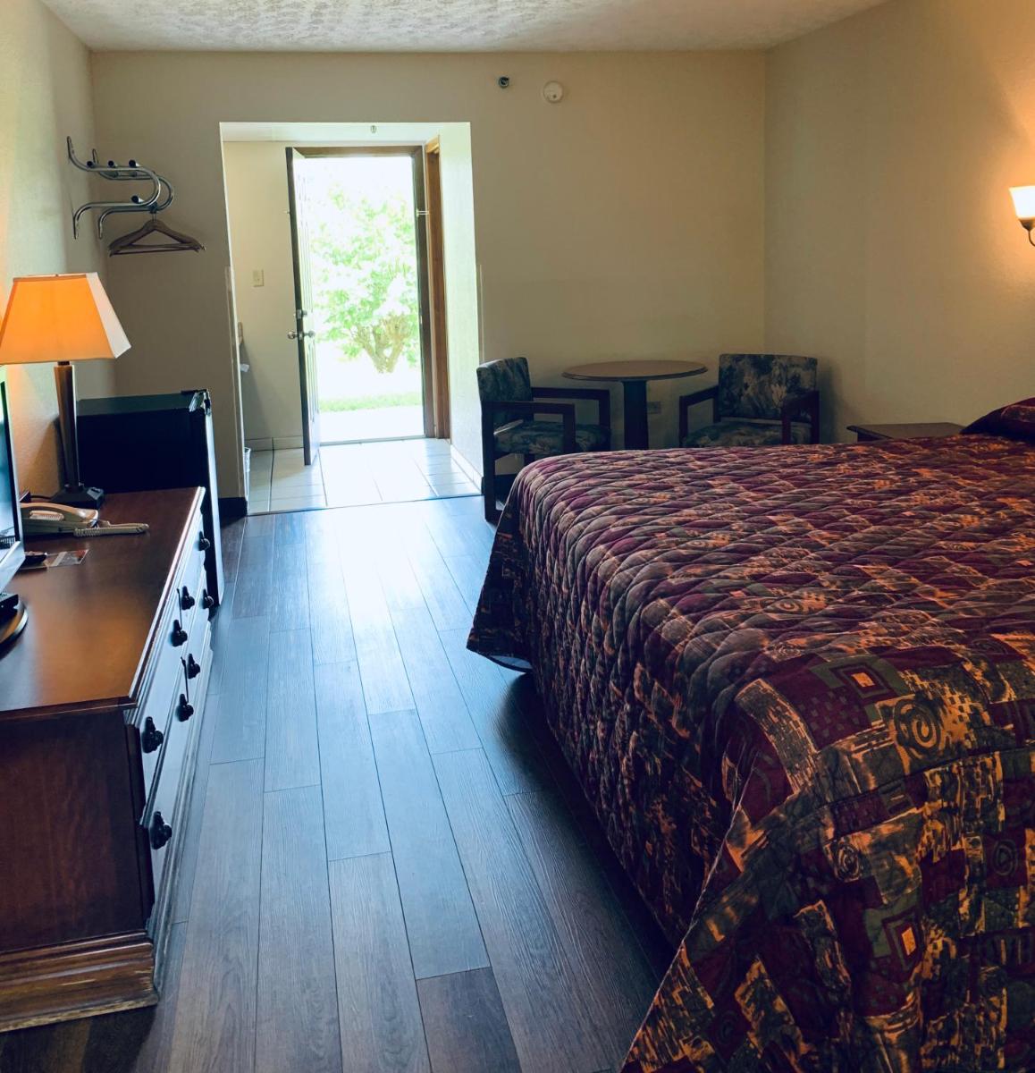 Landmark Inn - image 5