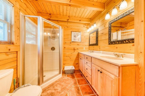 Majestic Lakefront Lodge - image 9