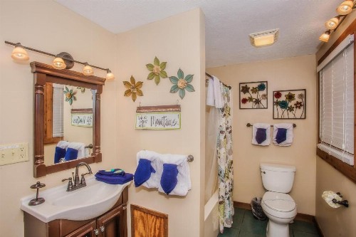 Smoky Bear Lodge with Guest House - image 25