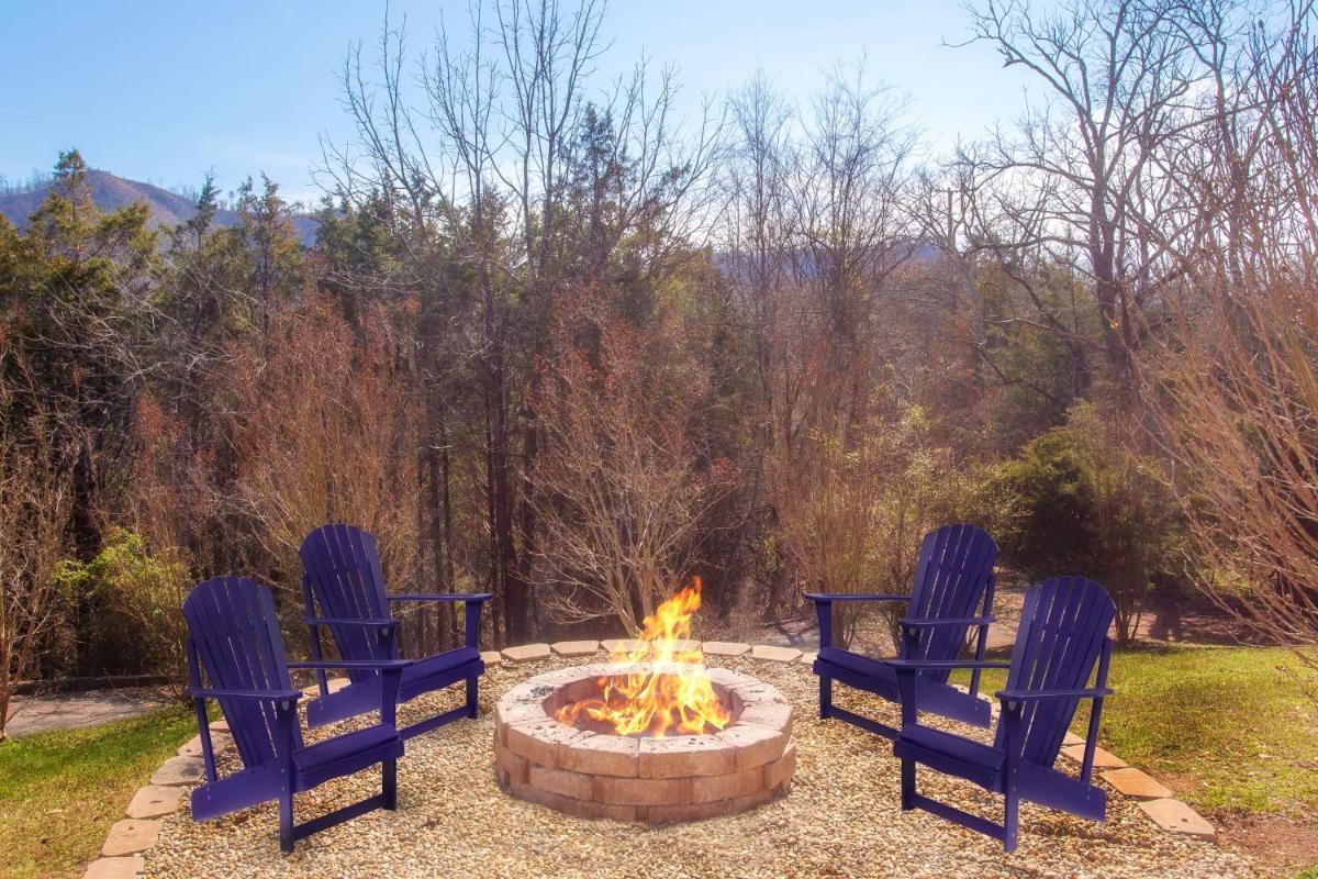 Smoky Bear Lodge with Guest House - image 4