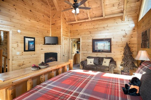Bear Creek Falls Retreat - image 13
