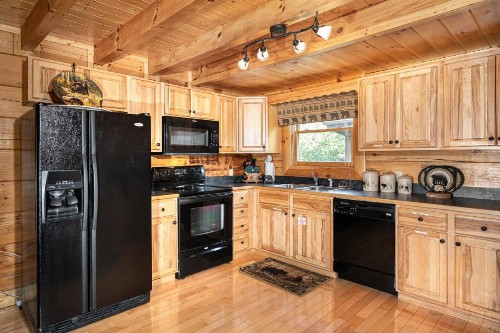 Bear Creek Falls Retreat - image 15