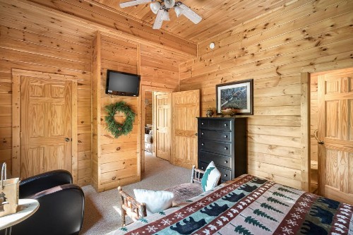 Bear Creek Falls Retreat - image 23