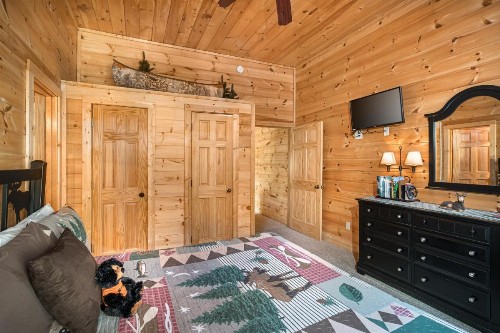 Bear Creek Falls Retreat - image 24