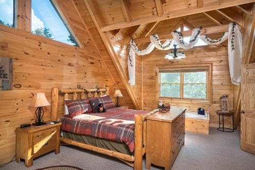 Bear Creek Falls Retreat - image 25