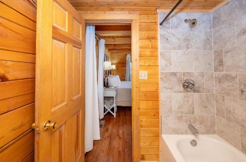 Wild Laurel Retreat - image 4