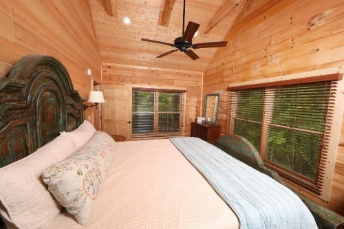 Honey J's Mountain Retreat - image 14