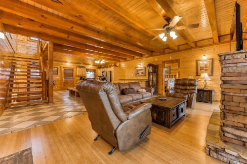 Mountain Theatre Lodge - image 11