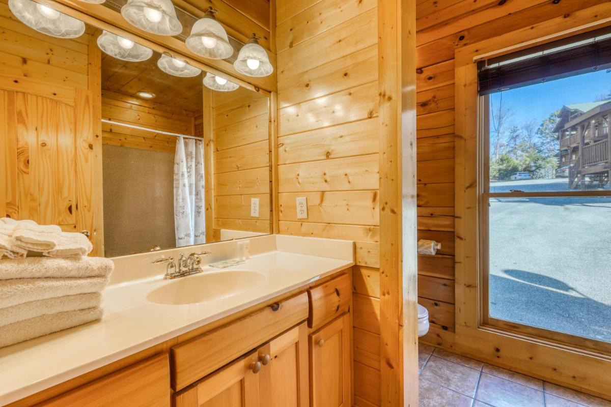 Papa Bears Cabin - image 4