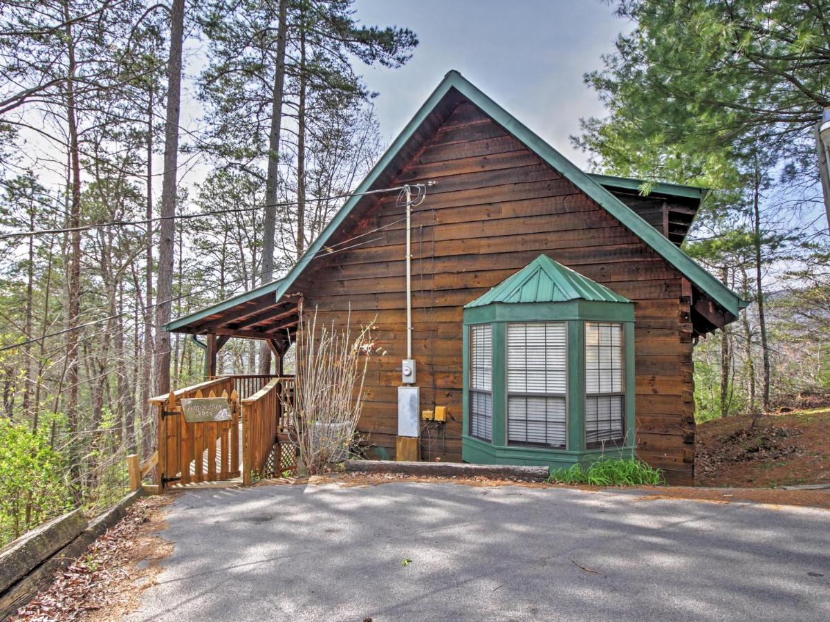Mountain Rose Pigeon Forge Area Cabin with Hot Tub! - image 4