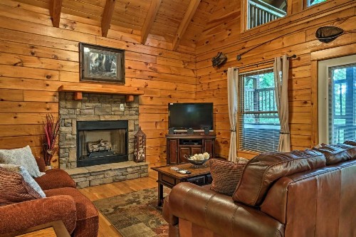 Chillin and Grillin Cabin with Hot Tub 9Mi to Dollywood - image 9