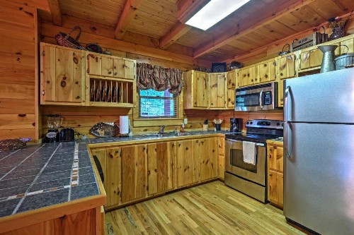 Chillin and Grillin Cabin with Hot Tub 9Mi to Dollywood - image 10
