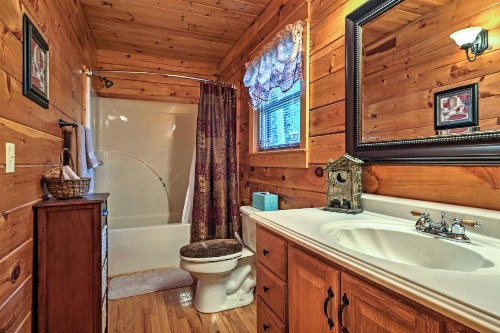 Chillin and Grillin Cabin with Hot Tub 9Mi to Dollywood - image 11