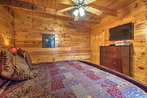 Chillin and Grillin Cabin with Hot Tub 9Mi to Dollywood - image 5