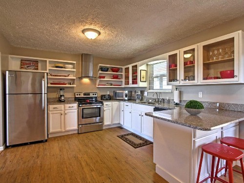Country Charm Luxury Sevierville Home with Hot Tub - image 10