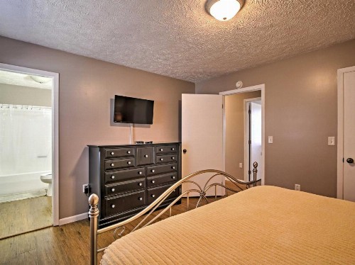 Country Charm Luxury Sevierville Home with Hot Tub - image 11