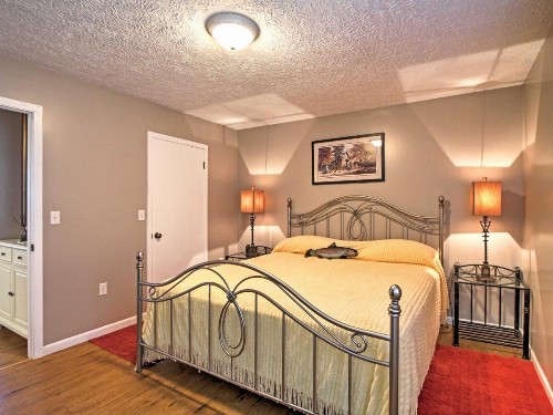 Country Charm Luxury Sevierville Home with Hot Tub - image 4