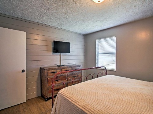 Country Charm Luxury Sevierville Home with Hot Tub - image 6
