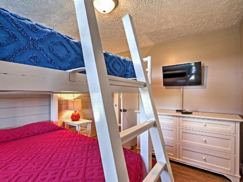 Country Charm Luxury Sevierville Home with Hot Tub - image 9