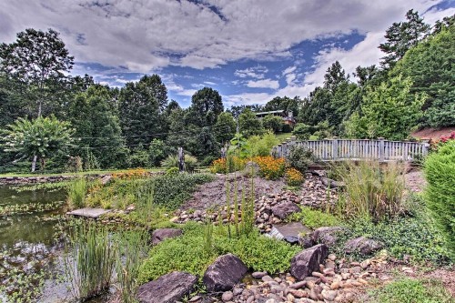 Lost In the Clouds Cabin with Private Pond and Views