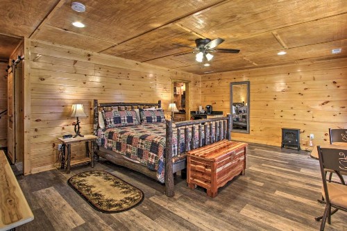 Smoky Mtn Log Cabin with Hot Tub and Panoramic Views! - image 10