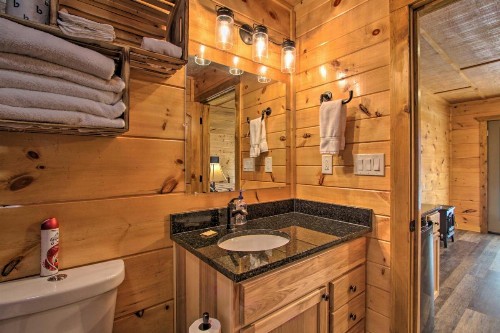 Smoky Mtn Log Cabin with Hot Tub and Panoramic Views! - image 8