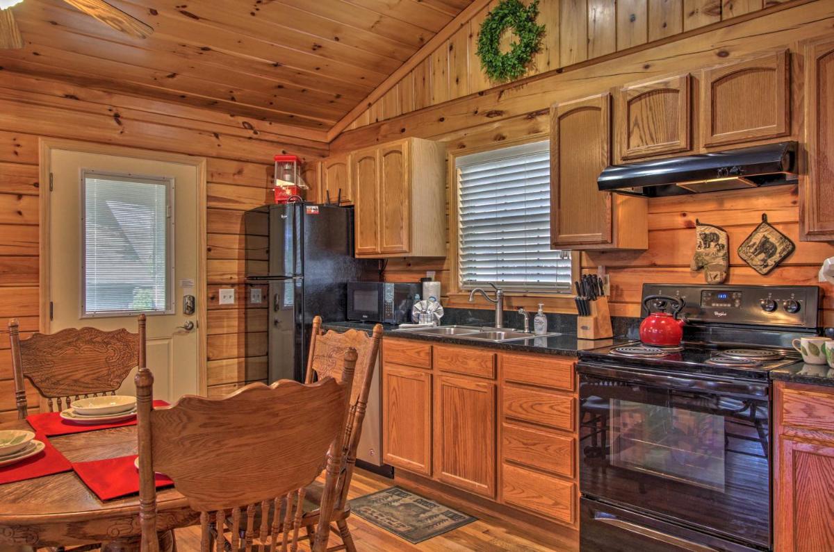 Hidden Springs Cabin with Hot Tub 2 Mi to Dollywood! - image 3