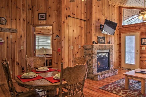 Hidden Springs Cabin with Hot Tub 2 Mi to Dollywood! - image 7
