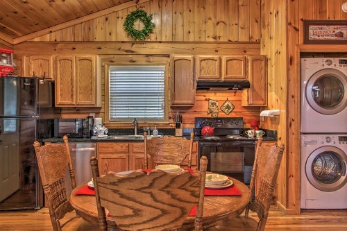 Hidden Springs Cabin with Hot Tub 2 Mi to Dollywood! - image 9
