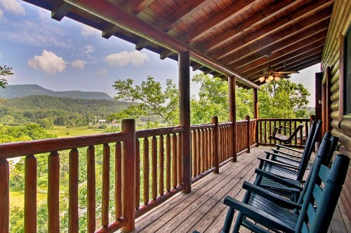 Mountain Paws Retreat with Hot Tub in Pigeon Forge!