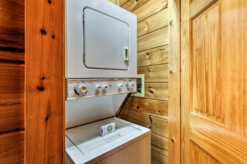 Mountain Paws Retreat with Hot Tub in Pigeon Forge! - image 6