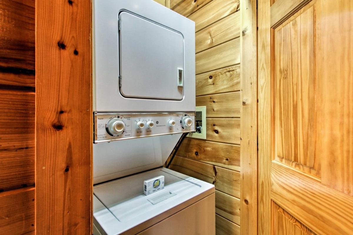 Mountain Paws Retreat with Hot Tub in Pigeon Forge! - image 6