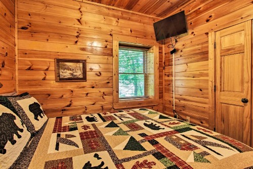 Mountain Paws Retreat with Hot Tub in Pigeon Forge! - image 7