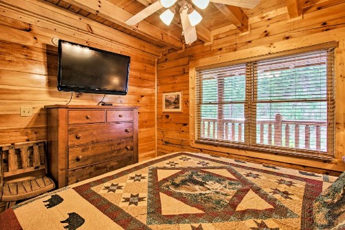 Mountain Paws Retreat with Hot Tub in Pigeon Forge! - image 8