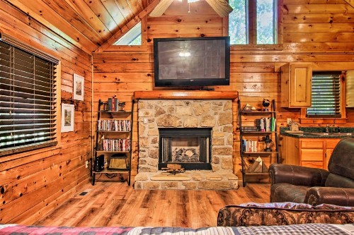 Explore Pigeon Forge Charming Cabin with Hot Tub! - image 2