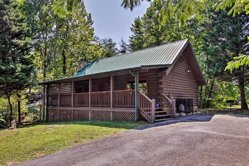 Explore Pigeon Forge Charming Cabin with Hot Tub! - image 6
