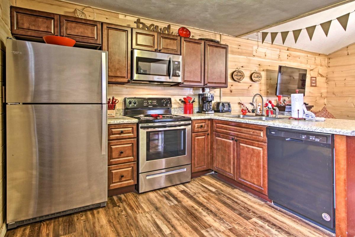 Red Moose Lodge Mtn Getaway with Hot Tub and Deck! - image 7